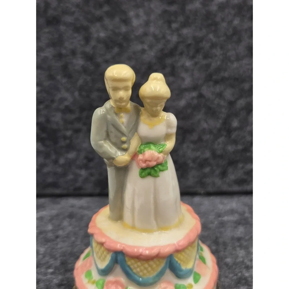 Wedding Cake Trinket Box Porcelain Bride & Groom with Trinkets Double Rings